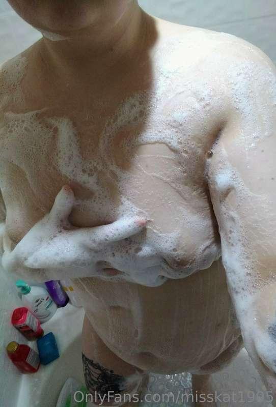 Who likes play time in the shower? I do! Lets make some bubb..