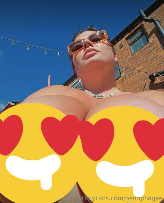 Back in the home and still wanna keep my tits out