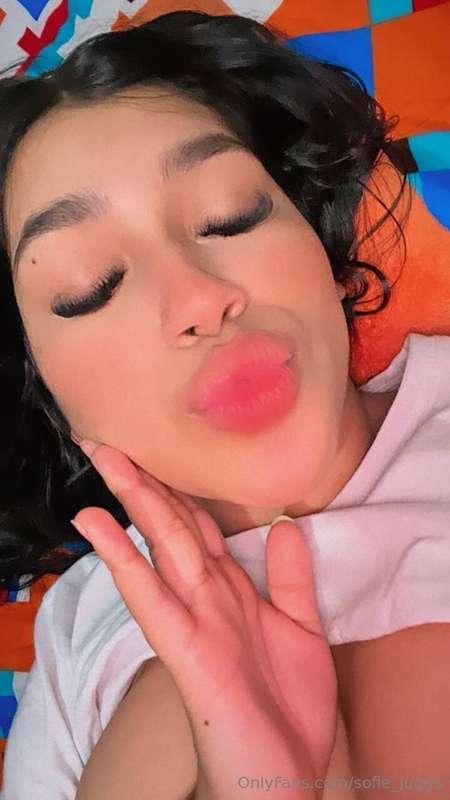 Sending love your way.💋✨