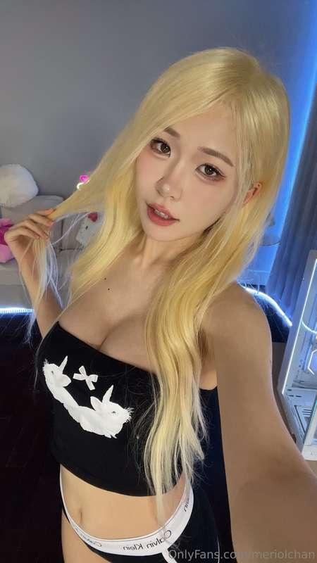 Be honest… does blonde make me cuter, or sexier? 😘 (❁´◡`❁)