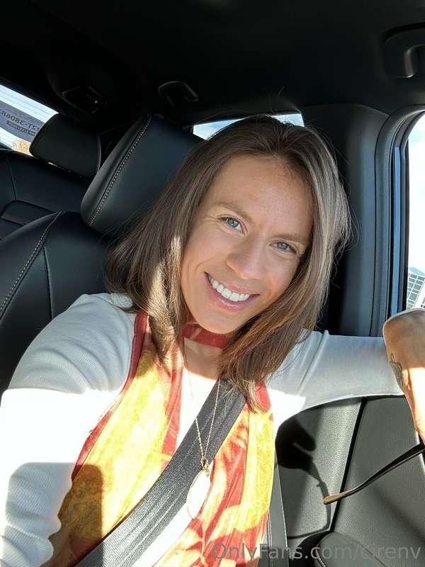 New hair, new me. Ready to party!! 🥳