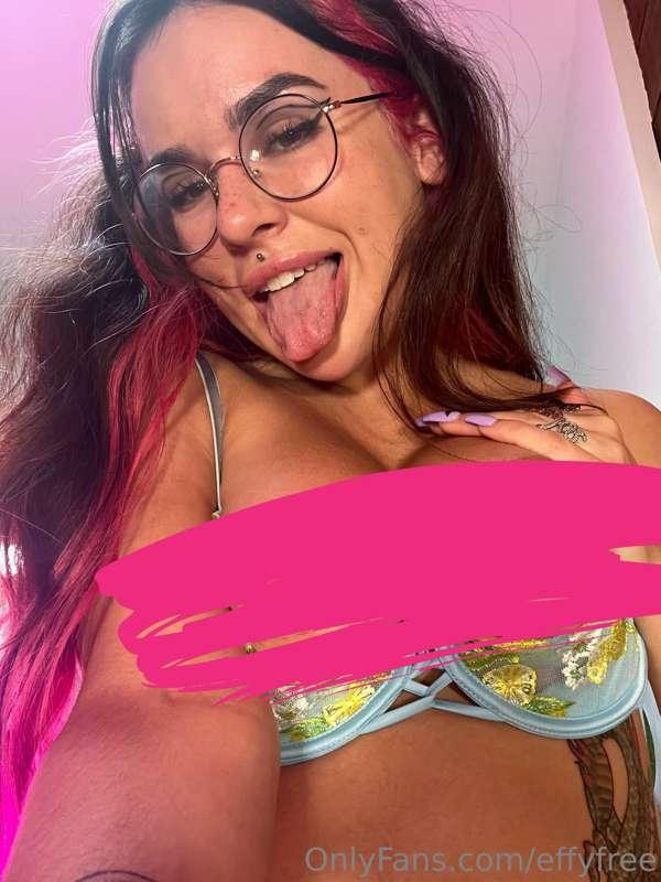 Taking my tits out of my lingerie bra for SO CHEAP🥵