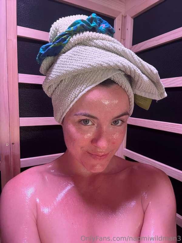 I am turning up the heat on your Sunday with these sweaty sn..