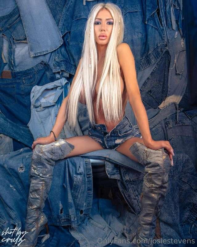 I love my teeny tiny jean shorts 💙