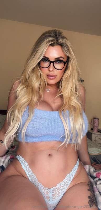 glasses on.. or off?🤤