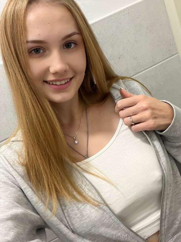 Let me distract you👉 @aria_blonde 💋Cute girl @aria_blonde lo..