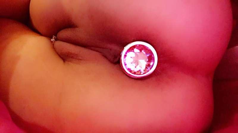 Pussy and pink buttplug in 😈 💕