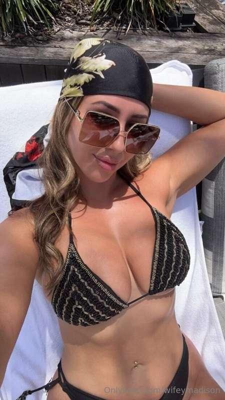 Relaxing at the pool before my spa treatment, send me someth..
