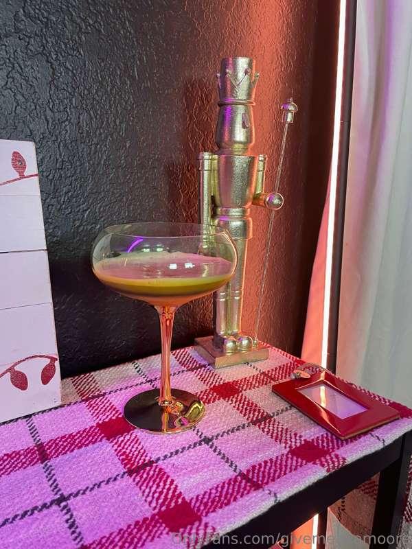 tis the damn season for drinking💋
Sexy Sips with a seasonal ..