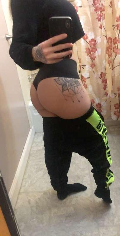 Hanging in the house working on this booooty 😍