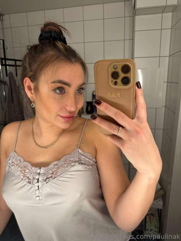 Ξέρω ότι κάποιος είναι άτακτο αγόρι και συνεχίζει να βλέπει ..