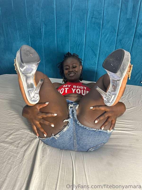 They say a queen knows how to use her throne... and baby, th..