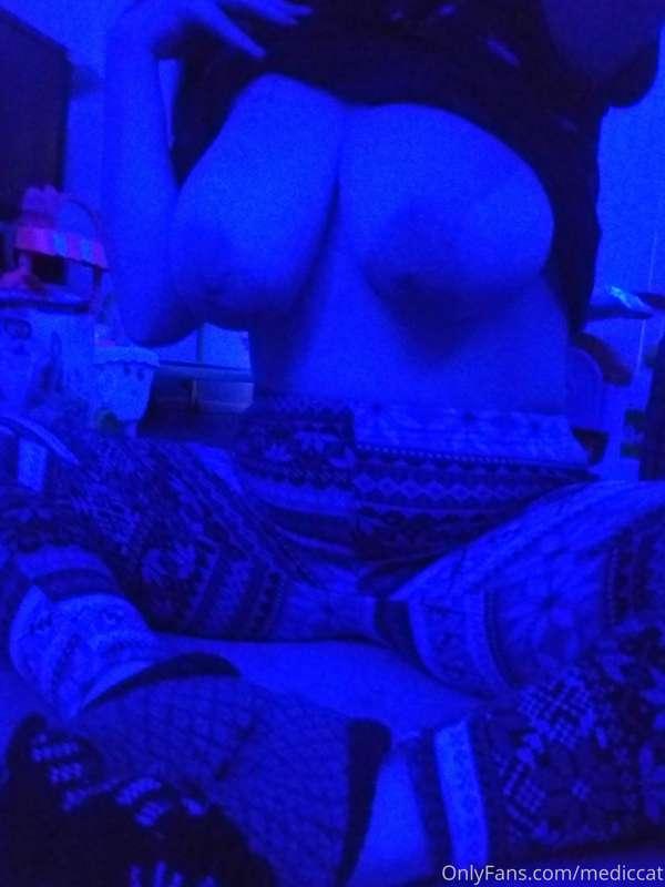 🐾😽 Under the Blue UV lights~♡ breasts, balls, and blue pussy..
