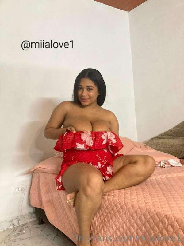 I need help holding my titties 😮‍💨 you would help me? 😏👅