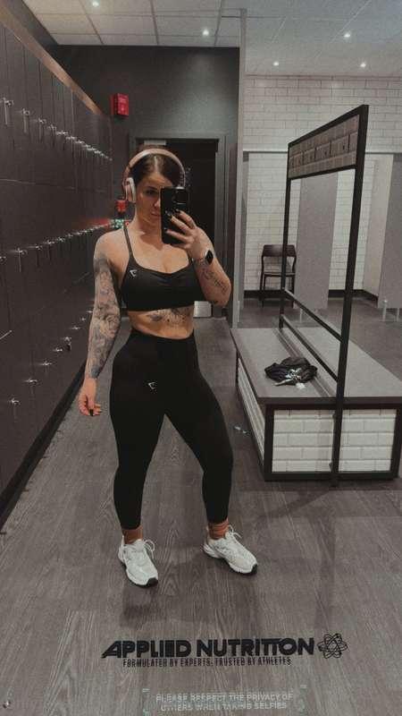 Another sweaty gym session. Coming to shower me off? 🥵 