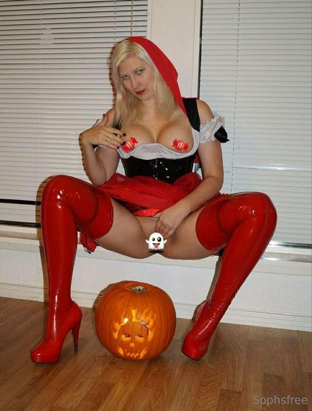 #### (24h) 🎃Let's have a naughty Halloween at @QUEENRUBBER 🐈..
