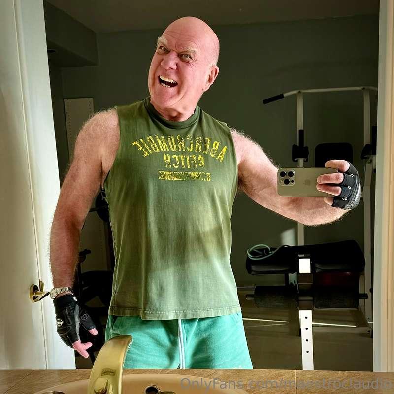 Working out and staying strong 😬💪