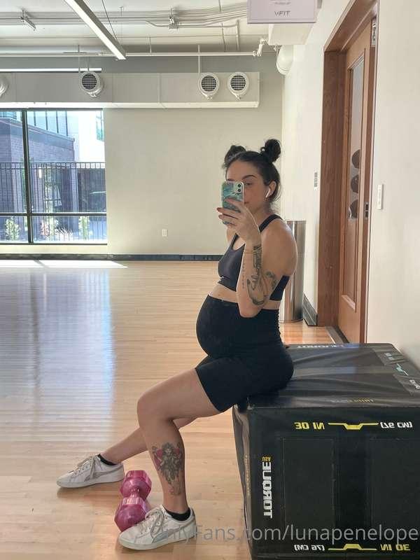 🥵 30 weeks pregnant today and still 🏋🏻‍♀️
