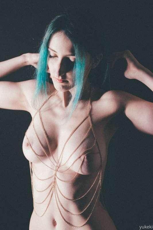 i just love bodychains. there is really no need for other cl..