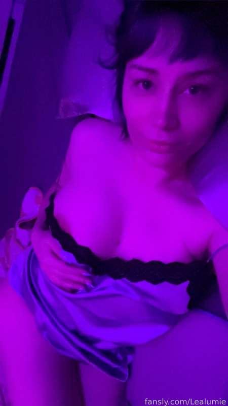 Morning lovely!

It’s time to start the day… or would you like some extra time in bed? 😏💜

#tits #soft #nipples #curvy #sexy #cosplay #boobs #bigboobs #VA #vtuber #fyp #pussy 