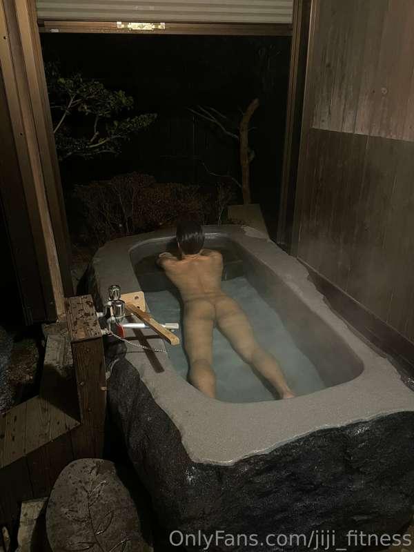 Relaxing night in the bath🛁
Are you looking at my ass? 😉