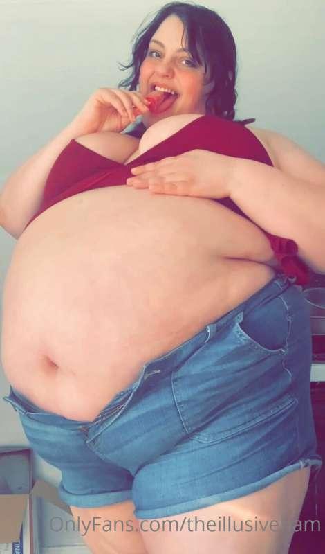 This girl just keeps getting fatter 😳 did I mention that I b..