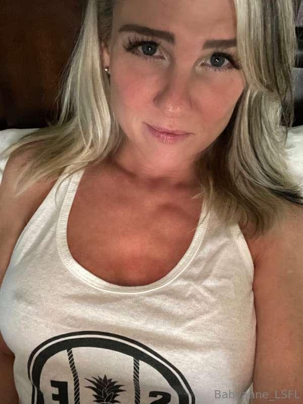 A little nip slip to brighten your day😘