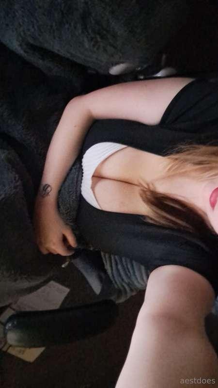 Early morning making some content, sending some emails ♡ Any..
