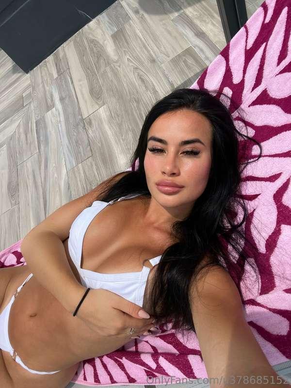 Everyday is a pool day 😘💕
