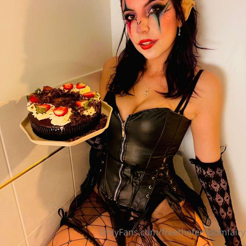 I squished this with ma butt 

Come see @thefemdomfairy