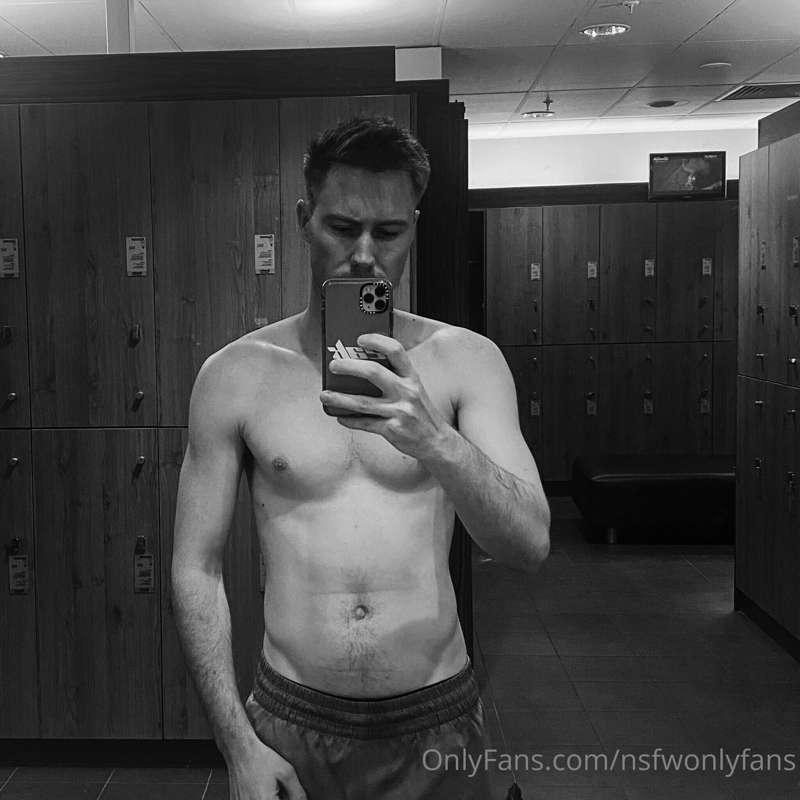 Damn this Aussie stud is hung and knows how to use it 🥵🍆

@C..