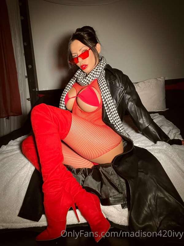 Love this fit and couldn’t help but snap a few tasty shots f..
