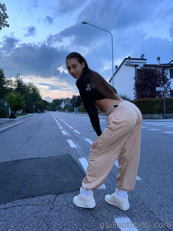 questa posizione ma senza vestiti?😈