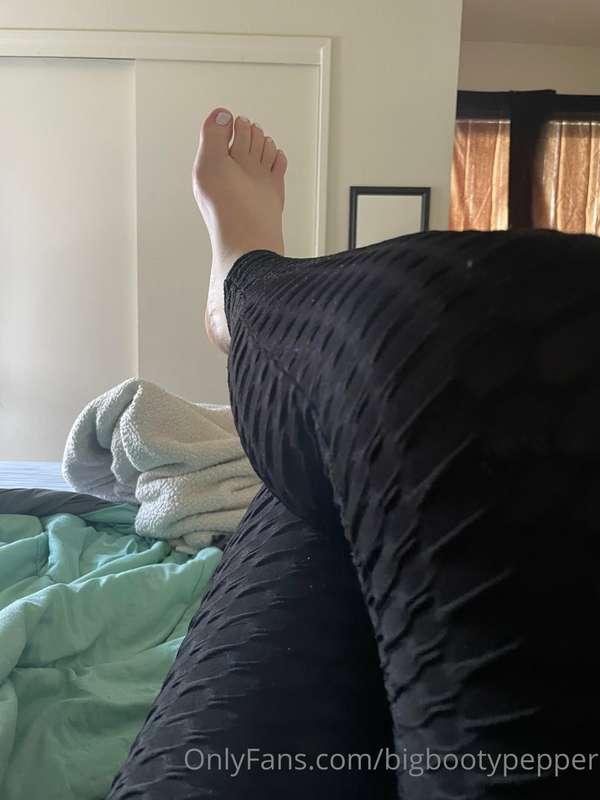 Any feet fans?? I have tiny little baby feet lmao 😜 just pai..