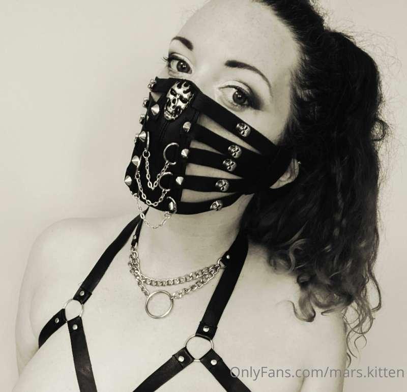 Is it fetish friday yet? ;)
I hope everyone is having a wond..