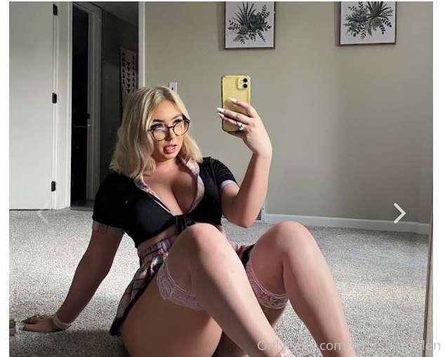 Follow my fav girl!! 
https://onlyfans.com/emmarenedwier