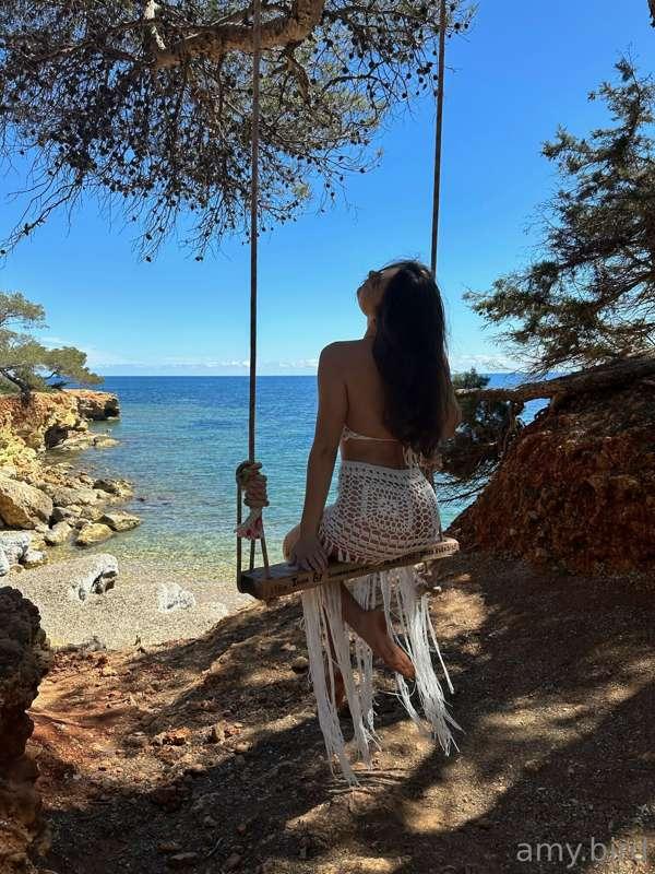 Photos without this beautiful dress and with this amazing vi..