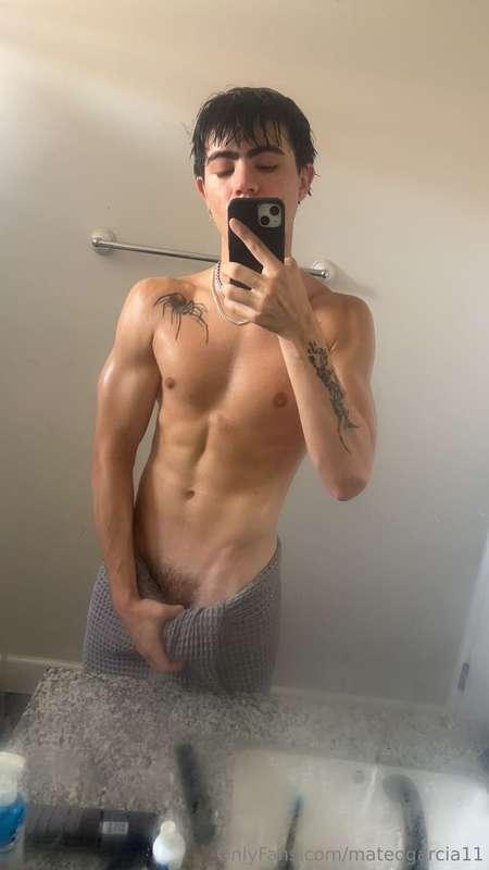 Post-shower glow but something’s still steamy😏💦 Come to my V..