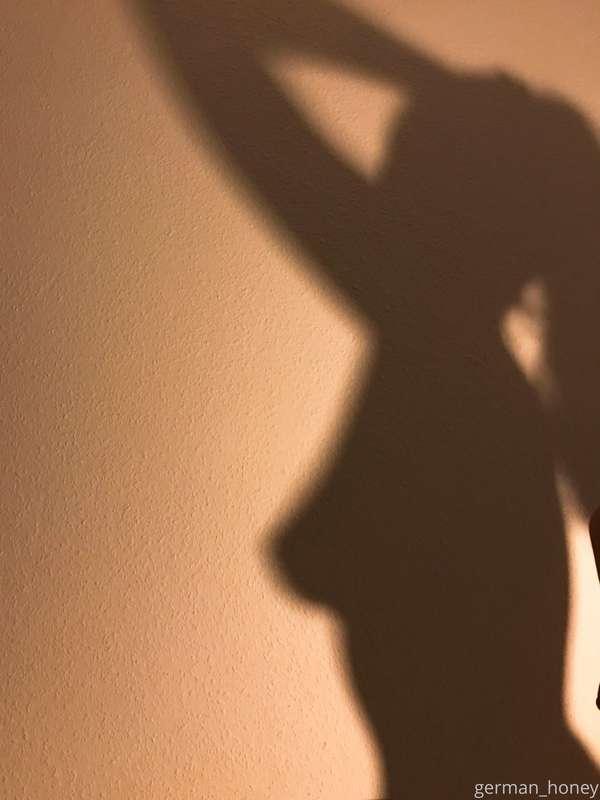 Shadow play 🌒
💋