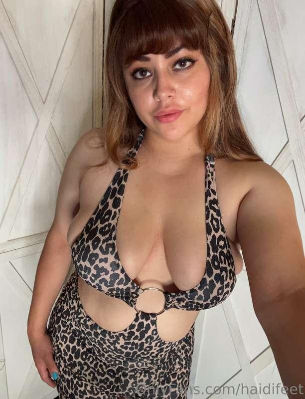 swim suit try on 😋 🐆 👙 
That ring in the middle sure hold th..