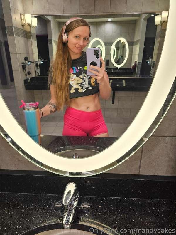 Gym shenanigans 😜🤭❤️ little full body action today with an e..