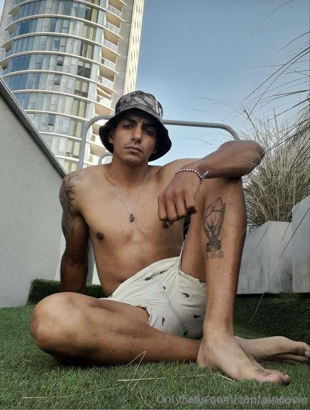 Hi babe, I'm a 25-year-old Argentinian dark-skinned man. I r..