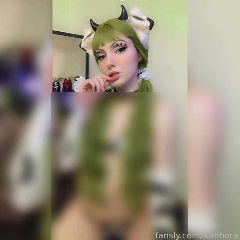 Do you like seeing my reflection in the mirror behind me? 👀💚

#fyp 