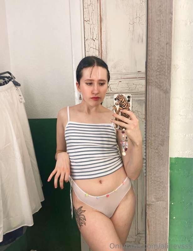 Yay! It’s shopping day — which means trying things on, admir..