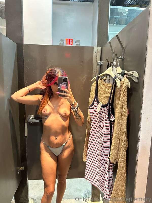 Dressing room pics ;)