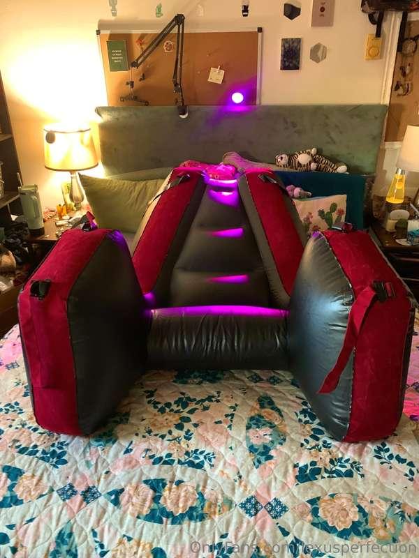 Got a sex chair that we can play on 😜 cum get me daddy 😽🧡