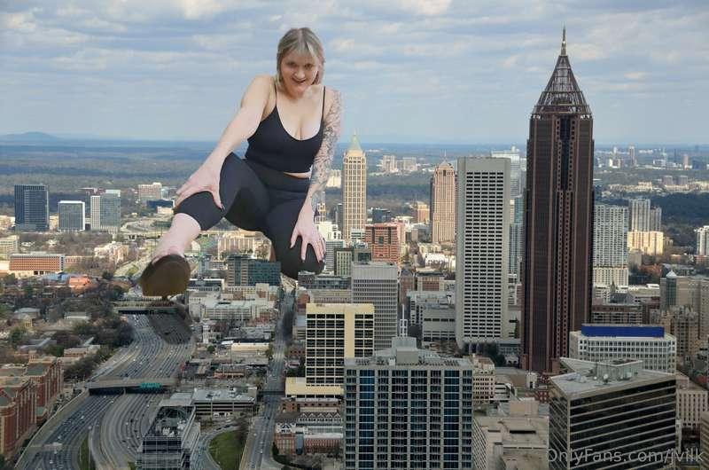 Ouuuuf 😍 I look good towering over a city lol