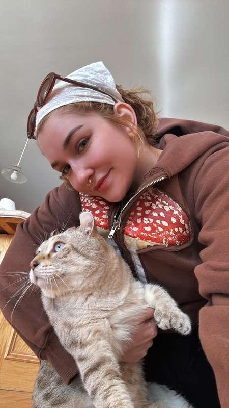 Hi, loves! I'll be going live at 6:30PM EST tonight! See ya ..