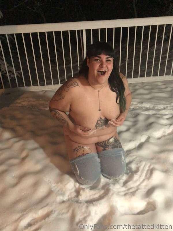 My first time playing in the snow hehehe, it felt SO good an..