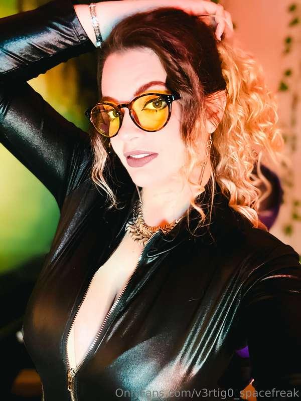 Live meow on T w i t c h .tv/nebulousflower come keep me com..
